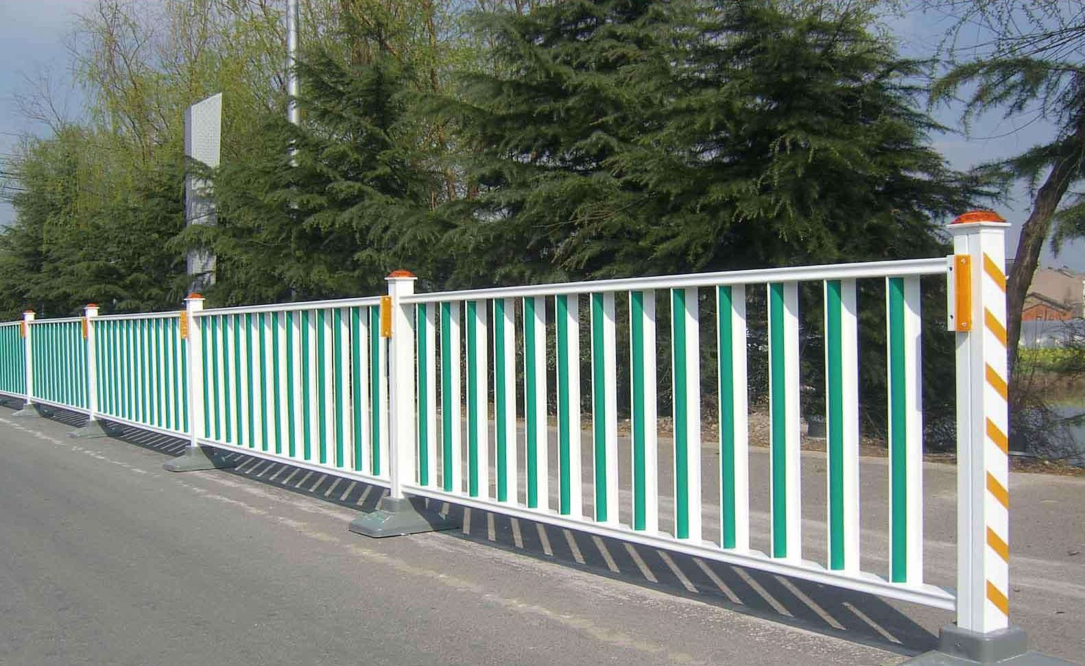 城市道路的绿色屏障 绿化带护栏的多重功能与设计考量